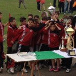 Gli Esordienti 2001 del Varese alzano il trofeo