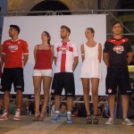 La piazza sceglie la maglia bianca con la croce rossa sul petto