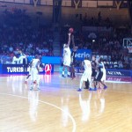 La Cimberio supera il Paris Levallois con il brivido. Clark protagonista