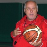 Coach Bassi saluta la Cimberio seduta