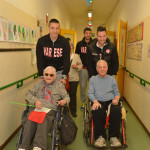 I giocatori del Varese al centro anziani: balli di gruppo, tombolata e bocce – VIDEO E FOTOGALLERY