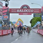 Giro, 13^ tappa. Modulo davanti a Nizzolo. Una caduta stravolge la classifica, Aru in maglia rosa. Giù anche Alafaci