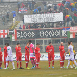 Lutto al braccio e striscione della curva per Erika