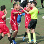 Domenica di botte agli arbitri: i tifosi difendono il direttore di gara. Monti risponde