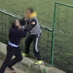 Rissa sugli spalti: genitori che si picchiano