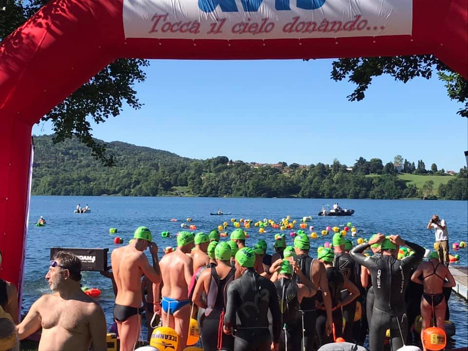 500 nuotatori sul Lago di Monate per l'Italian open water tour