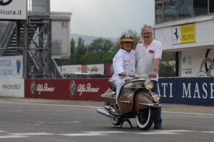 DOMENICA 1 SETTEMBRE IL 25° RADUNO AERMACCHI APPUNTAMENTO CON LA STORIA NELLA FABBRICA MV AGUSTA DUE PROTOTIPI IN ESEMPLARE UNICO IN ARRIVO DALLA FRANCIA Appuntamento speciale per gli appassionati delle moto Aermacchi: domenica 1 settembre infatti alla Schiranna, all’interno della fabbrica MV Agusta dove un tempo erano progettate e costruite le due ruote della Casa aeronautica, si terrà infatti la 25a edizione del raduno che richiama appassionati da tutta l’Italia e dall’Europa. I vertici russi della MV anche quest’anno apriranno generosamente i cancelli dello stabilimento in riva al lago di Varese. Una volta di più insomma le Aermacchi torneranno a casa per festeggiare il traguardo del quarto di secolo del raduno di marca. I primi ritrovi vennero organizzati negli anni Novanta sempre in riva al lago di Varese presso il Cral dell’azienda aeronautica attiguo alla fabbrica motociclistica, struttura ora di proprietà della Canottieri Varese. Da allora migliaia di appassionati italiani e stranieri si sono dati appuntamento a Varese per questo ritrovo sempre più frequentato e apprezzato. Sarà così anche quest’anno per questo appuntamento speciale: 14 appassionati giungeranno dall’Olanda (molti di loro in moto) mentre sono annunciate presenze da Portogallo, Francia, Germania, Austria, Svizzera e Inghilterra. Oltre ovviamente da tantissime località italiane. Alla festa parteciperanno ex piloti e tecnici Aermacchi, molti già al reparto corse che tanto lustro ha dato alla marca varesina costruendo le famose Ala Oro che sono state portate al successo da Gilberto Milani, Renzo Pasolini, Alberto Pagani, Angelo Tenconi (il re delle gare in salita) mentre Walter Villa conquistò 4 titoli mondiali (3 consecutivi nella 250 ed uno nella 350) fra il 1974 e il 1976 in sella alla straordinaria bicilindrica a 2 tempi pensata e progettata dal minuscolo reparto corse varesino che seppe sconfiggere il colosso giapponese Yamaha. Presente al raduno anche il crossista Gian Pio Ottone, proprietario a Varese di un fantastico museo dedicato alle moto fuoristrada da cross e regolarità (visitabile nel pomeriggio di sabato 31 agosto). L’appuntamento dell’1 settembre consentirà di ammirare tante Aermacchi, ma due in particolare meritano una visita alla Schiranna perché si tratta di esemplari unici. Arriveranno da Parigi grazie all’appassionato Alain Nibart che le ha trovate e restaurate con cura. Parliamo del prototipo realizzato da Lino Tonti sulla base di una Bicilindrica 250 a due tempi chiamata Marilina per le sue forme rotonde e generose mentre l’altra è una normale 350 GT Sprint del 1970 trasformata da corsa da monsieur Borie, l’importatore francese dell’epoca, per affrontare il massacrante Bol d’Or, gara di 24 ore. La moto di serie era stata spedita dalla Casa madre a Parigi perché il motore venisse messo alla frusta nella impegnativa gara di durata in vista della sua produzione in serie. L’importatore transalpino la equipaggiò con scarico da corsa, carenatura, sella e serbatoio da GP, per il resto la 350 rimase assolutamente di serie, a partire da motore e carburatore. E se la cavò benissimo in pista: vinse infatti la classe fino a 500 cc e si piazzò al sesto posto nella classifica assoluta con i piloti Martine e Jean Claude Costeux. Quest’ultimo, già festeggiato anni addietro a Varese dal Registro Aermacchi, sarà presente e ritroverà così la moto con la quale fece faville al Bol d’Or 1969. Il programma del raduno Aermacchi prevede il ritrovo nel piazzale della fabbrica MV Agusta a partire dalle ore 9 di domenica 1 settembre. Le moto in arrivo saranno parcheggiate di fronte ai capannoni dell’azienda. Alle 11 è prevista la partenza del giro turistico sulle belle strade del Brinzio: il gruppo sarà sorvegliato e guidato dalla scorta di due moto della Polizia Stradale di Varese oltre che dalle staffette del Registro Storico Cagiva e Aermacchi. Le prenotazioni per il pranzo delle ore 13 presso il Ristorante Vecchia Riva saranno accettate non oltre le ore 11 presso la Segreteria attiva sul piazzale della fabbrica MV: dopo questo orario non sarà più possibile accettare ulteriori prenotazioni.  L’aperitivo per questo appuntamento del 25° Aermacchi si effettuerà accanto alla Segreteria del club varesino e sarà aperto ai presenti: sarà una bella sorpresa per chi interverrà alla giornata. Da scoprire: possiamo anticipare che avrà sapori e gusti romagnoli… e un allestimento davvero speciale. Sabato 31 agosto è previsto il consueto ritrovo informale dentro il parcheggio MV Agusta, sempre alla Schiranna, per gli appassionati che arrivano da lontano con esposizione di moto. Alle ore 20 è prevista una cena presso il pub Full Stop di Morazzone (via Mameli 43, tel. 0332-870202): prenotazioni in loco entro le ore 18 contattando i responsabili del Registro Aermacchi presenti.