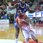 Varese annienta Brindisi 102-78 e canta: “Siete al cinema”