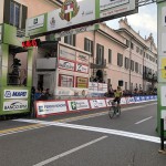 Clamoroso alla Tre Valli: la moto sbaglia strada, vince Roglic – FOTO e VIDEO