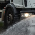 Pulizia delle strade, lance a getto e spazzatrici al lavoro a Varese