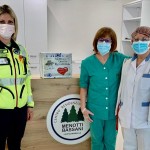 Zorro saluta e dona le ultime mascherine a Varese e Laveno