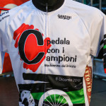 Domani si ‘Pedala con i Campioni’. Dalle 9 alle 12 in transito dal Brinzio per Michele Scarponi