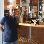 La ripresa – Hotel La Bussola, Alessandro: “Abbiamo ospitato medici ed infermieri. Ora l’agenda è vuota, tutte le prenotazioni sono saltate”