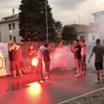 Fumogeni lilla e lacrime per il saluto a Foglio: “C’è solo un capitano”