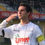 Corno e la Caronnese fanno 13. Il capitano rossoblu rinnova: “Rimasto qui per Reina”