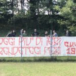 Striscioni, fumogeni e cori per abbracciare il Varese. I CUV: “Noi ci siamo. Fate il vostro e noi facciamo il nostro” Striscione CUV Città di Varese