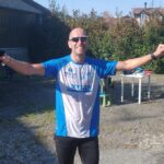 Maratona a Malgesso: 36 volte il giro del paese per un totale di 42 km. Il lockdown non ferma Jon