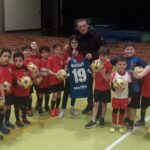 Gonzalez vero signore: dona la maglia del Novara a Sofia del Città di Varese