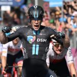 Giro d’Italia, 11^ tappa – Dainese show in volata. Incredibile ritiro per Girmay: si ferisce stappando la bottiglia