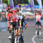 Giro d’Italia, 8^ tappa – Un immenso Thomas De Gendt conquista Napoli. Domani salita vera sul Blockhaus