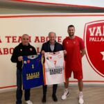 Varese Basketball in campo con le maglie griffate Varese Nel Cuore