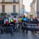 A Gavirate la Befana arriva in bicicletta