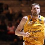 Pesaro, per Charalampopoulos c’è lesione. Salta la sfida con Varese