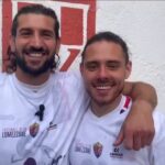 Il Lumezzane irrompe in sala stampa per festeggiare col mister. Pisano e Forte: “Il Varese si salverà”