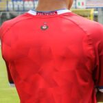 Dal Giappone con l’errore. Appena presentata la maglia della Pro Patria è già da collezione