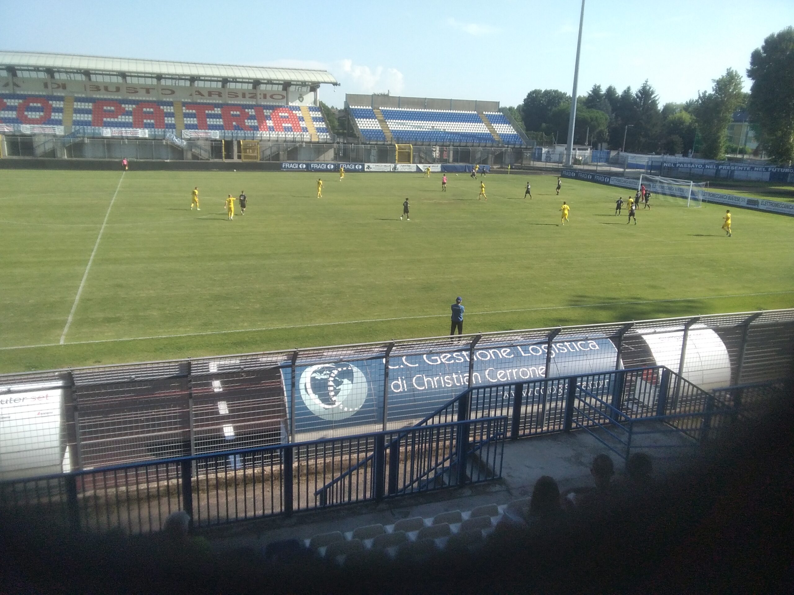 A qualcuno piace caldo. Porte chiuse fuori, porte aperte sul campo. La Pro Patria supera il Renate (3-2)