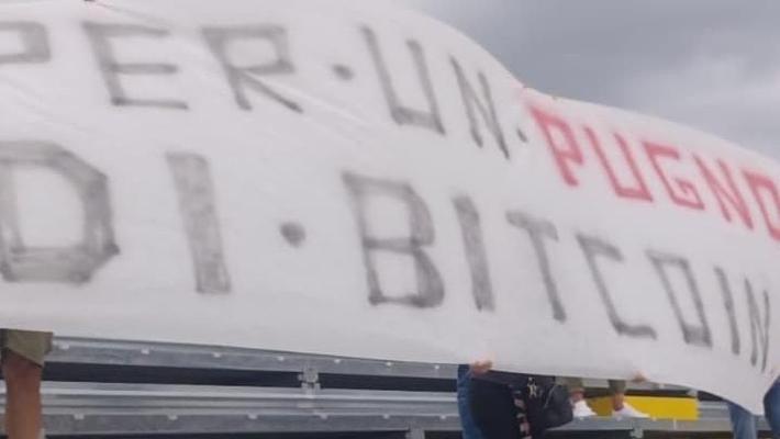 “Per un pugno di bitcoin”. Ad Alessandria striscia lo striscione: club in fibrillazione e prima panchina saltata