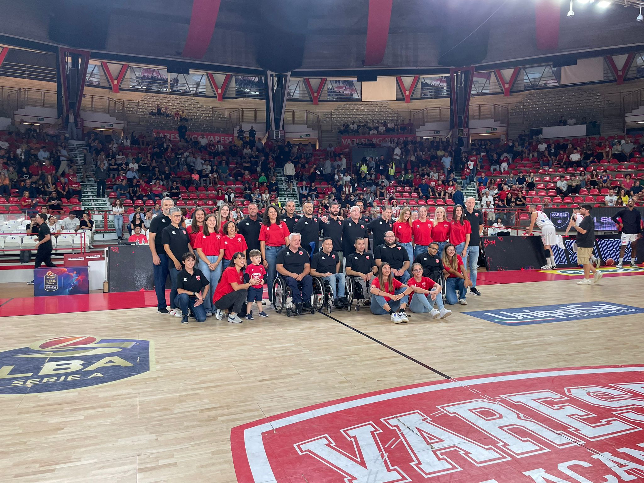 Pallacanestro Varese: et voilà! Tripla presentazione sul parquet dell’Itelyum Arena – VIDEO