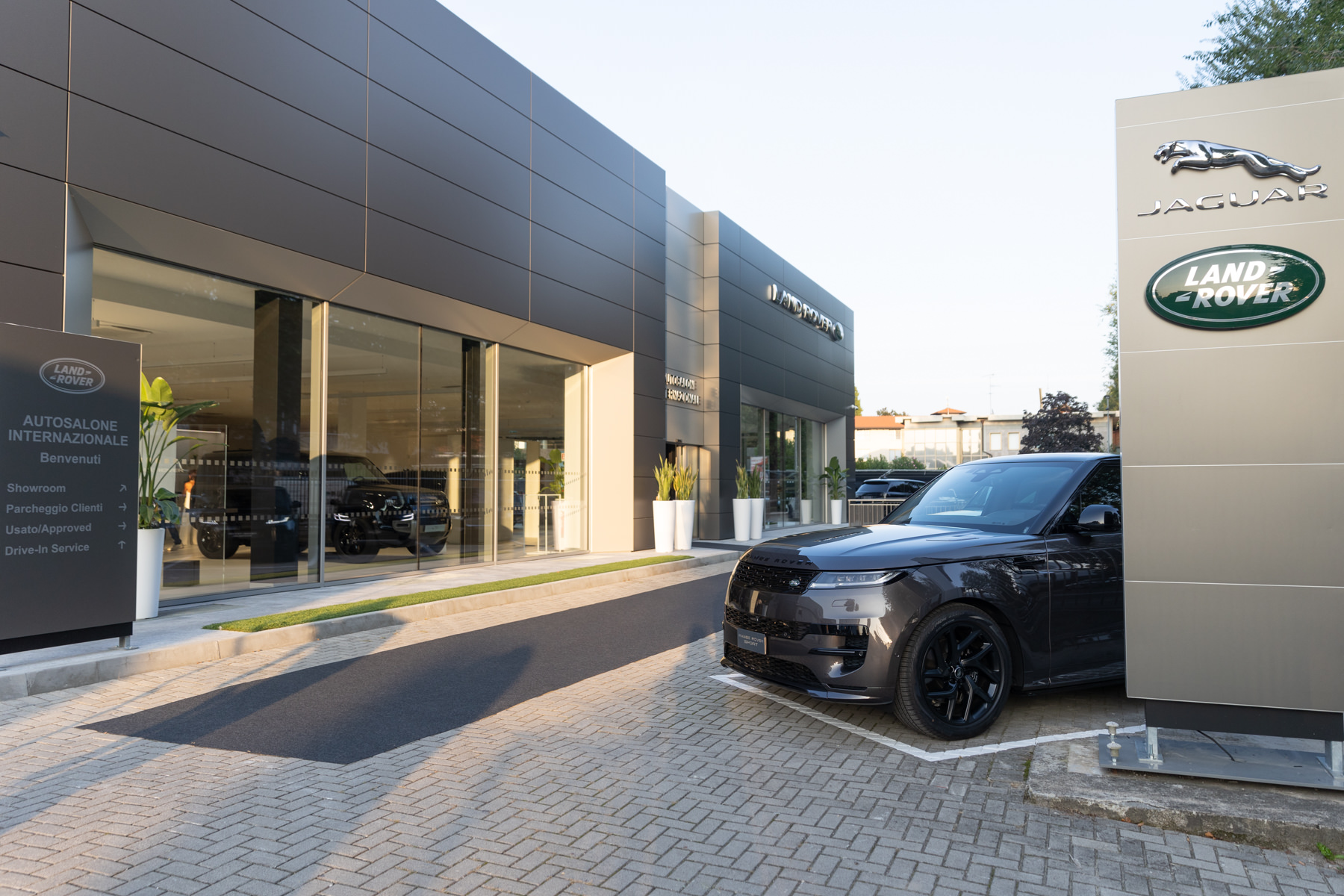 Autosalone Internazionale di Castellanza si rinnova: JLR nuova identità aziendale del Gruppo Jaguar e Land Rover