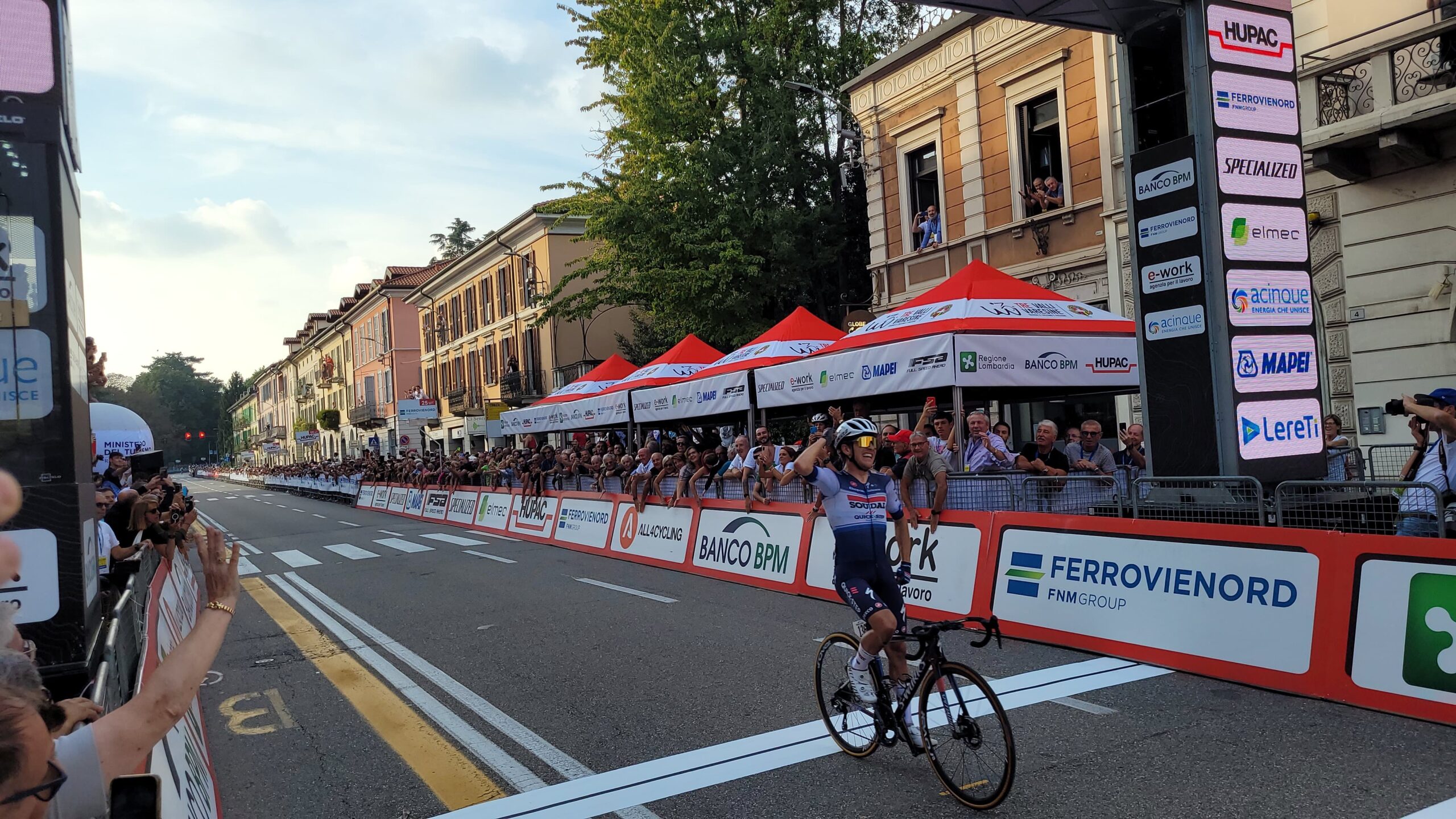 102^ Tre Valli Varesine: trionfa Van Wilder. Giù dal podio Roglic e Pogacar – VIDEO