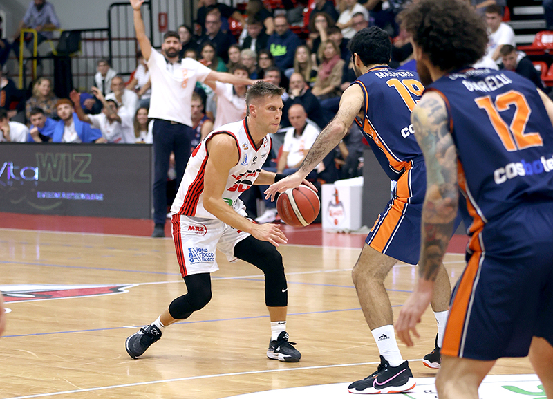 Serie B Nazionale – Legnano cade sul parquet di Barneggio 88-82. Vibranti le proteste per la direzione arbitrale