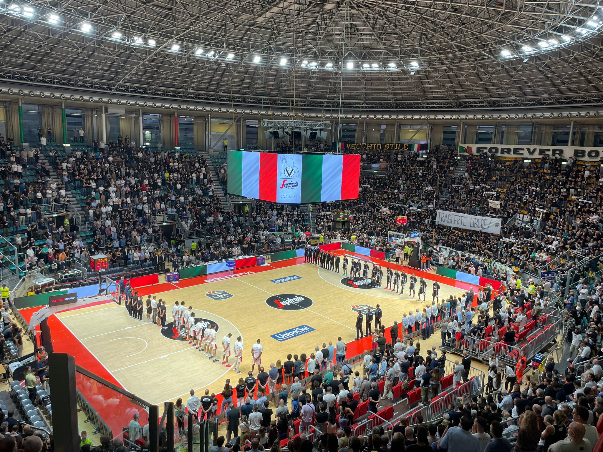 Pallacanestro Varese – Virtus Bologna: doppia opzione per assistere al match. Trasferta vietata ai residenti in provincia di Bologna