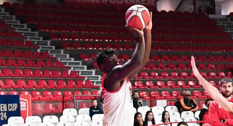 Elisee Assui, tra Pallacanestro Varese e Campus: “Sogno l’Eurolega con la maglia biancorossa”