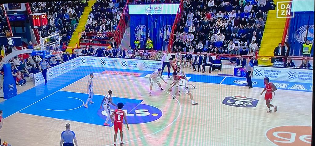 Vedi Napoli e poi… hai l’amaro in bocca: la Pallacanestro Varese cade 97-96 sbagliando l’ultimo tiro