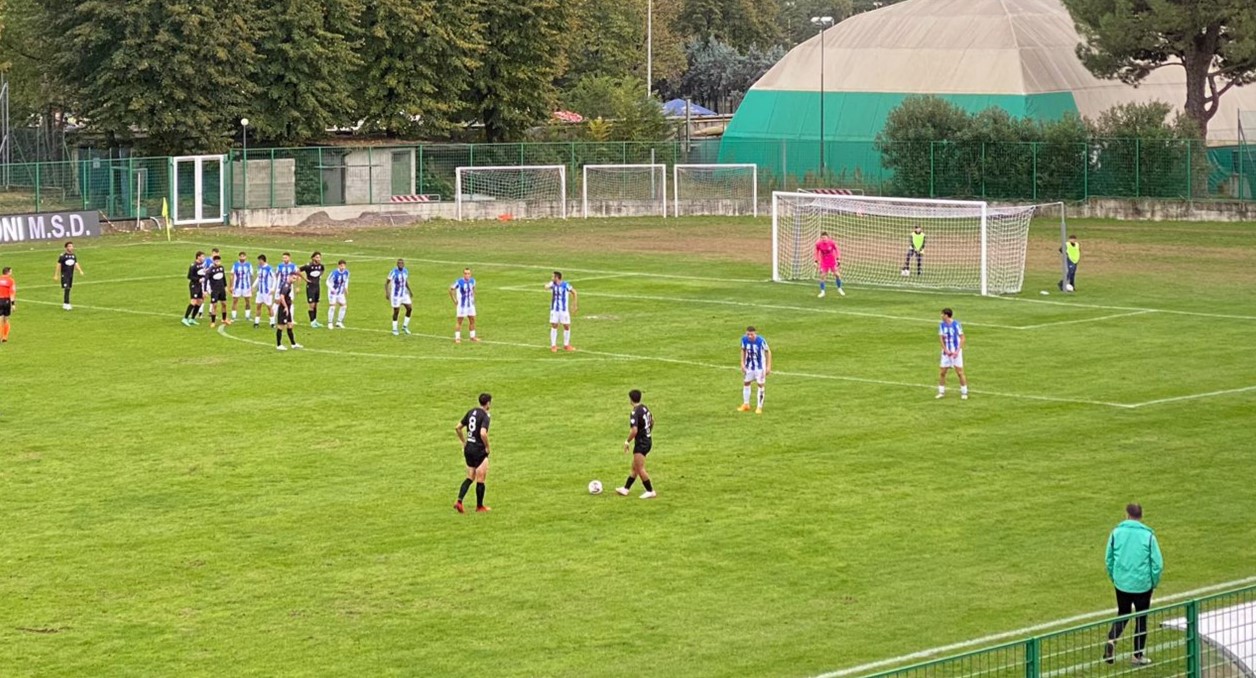 La Varesina non si arrende mai: una magia di Orellana al 94′ vale l’1-1 a Palazzolo