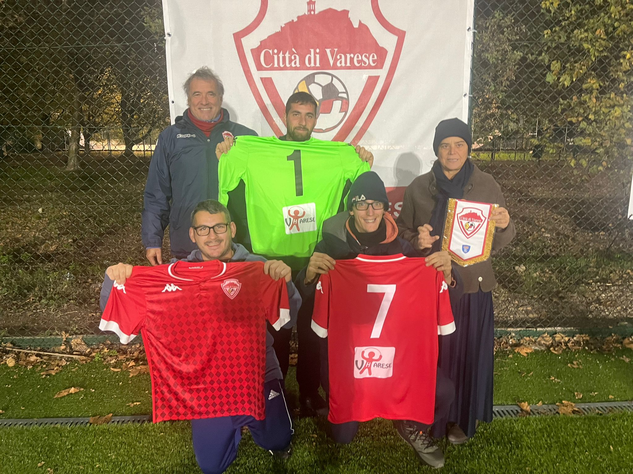 Il Città di Varese adotta la formazione di calcio a 5 del Vharese, Sculli: “Un orgoglio lo stemma sul petto”