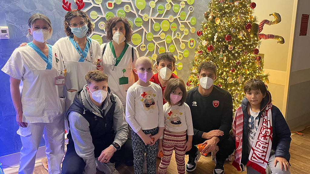 “Un canestro contro il tumore infantile”: Natale speciale per i bambini in ospedale con la Pallacanestro Varese