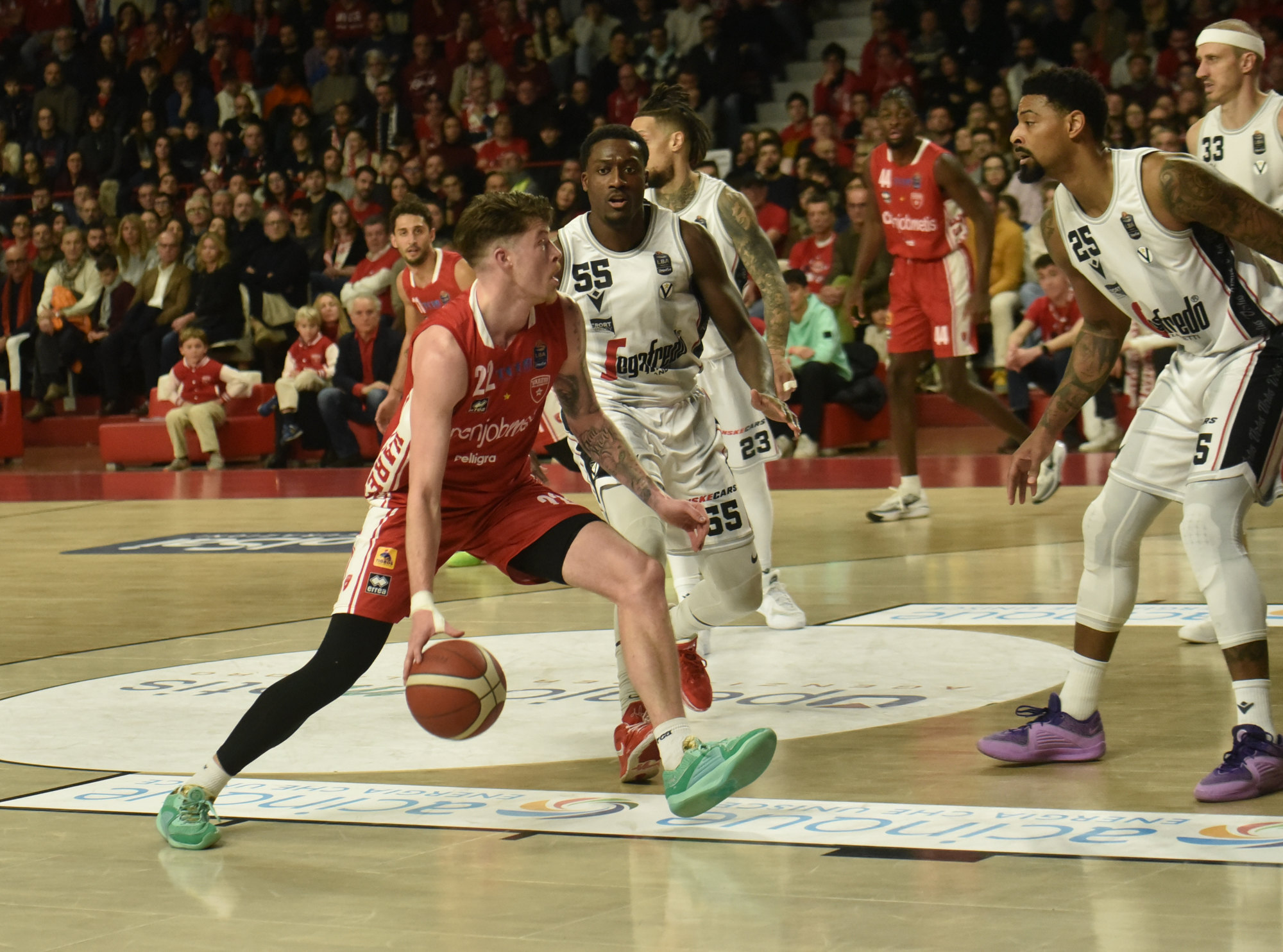 Le pagelle: Moretti e McDermott non girano in attacco. Young come Fantozzi