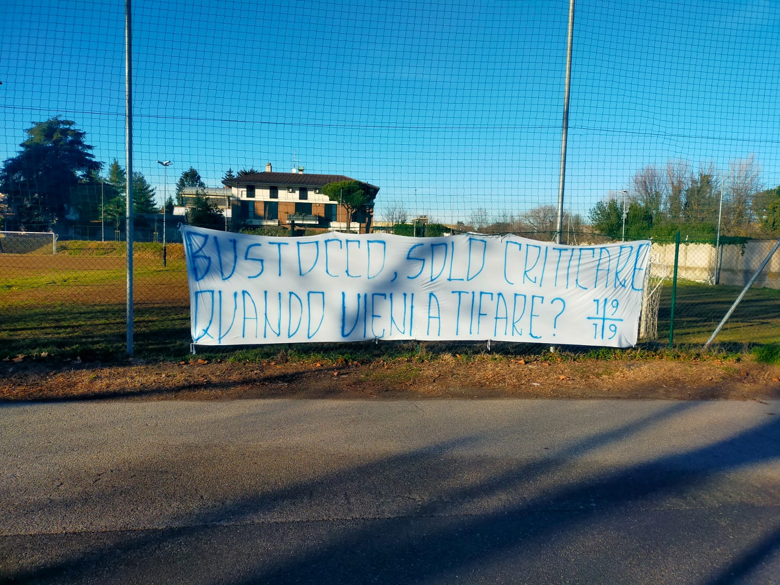 Tifosi, critici e striscioni. La curva fa appello alla partecipazione: “Bustocco, solo criticare. Quando vieni a tifare?”