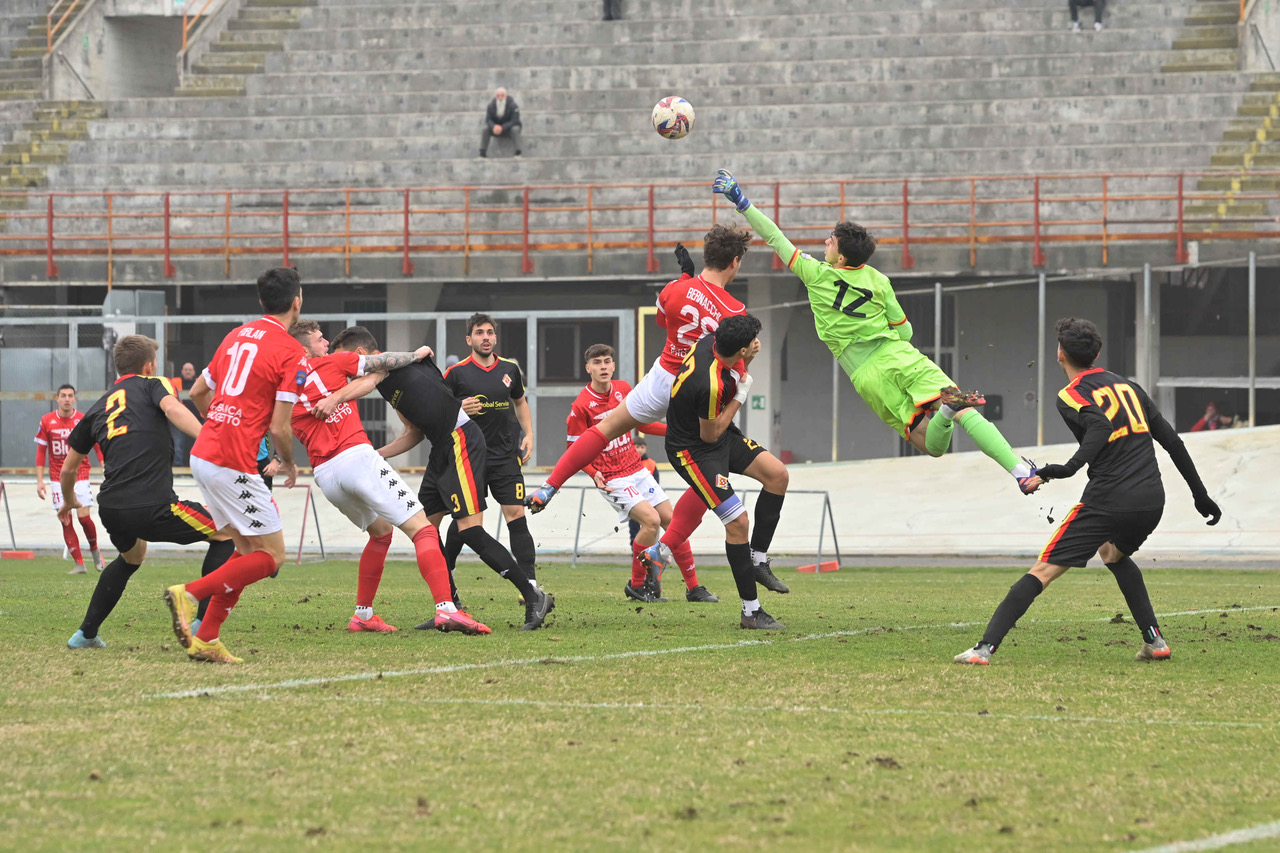 Palazzolo entra e spacca il match: il Varese apre il 2024 piegando il Bra 2-0