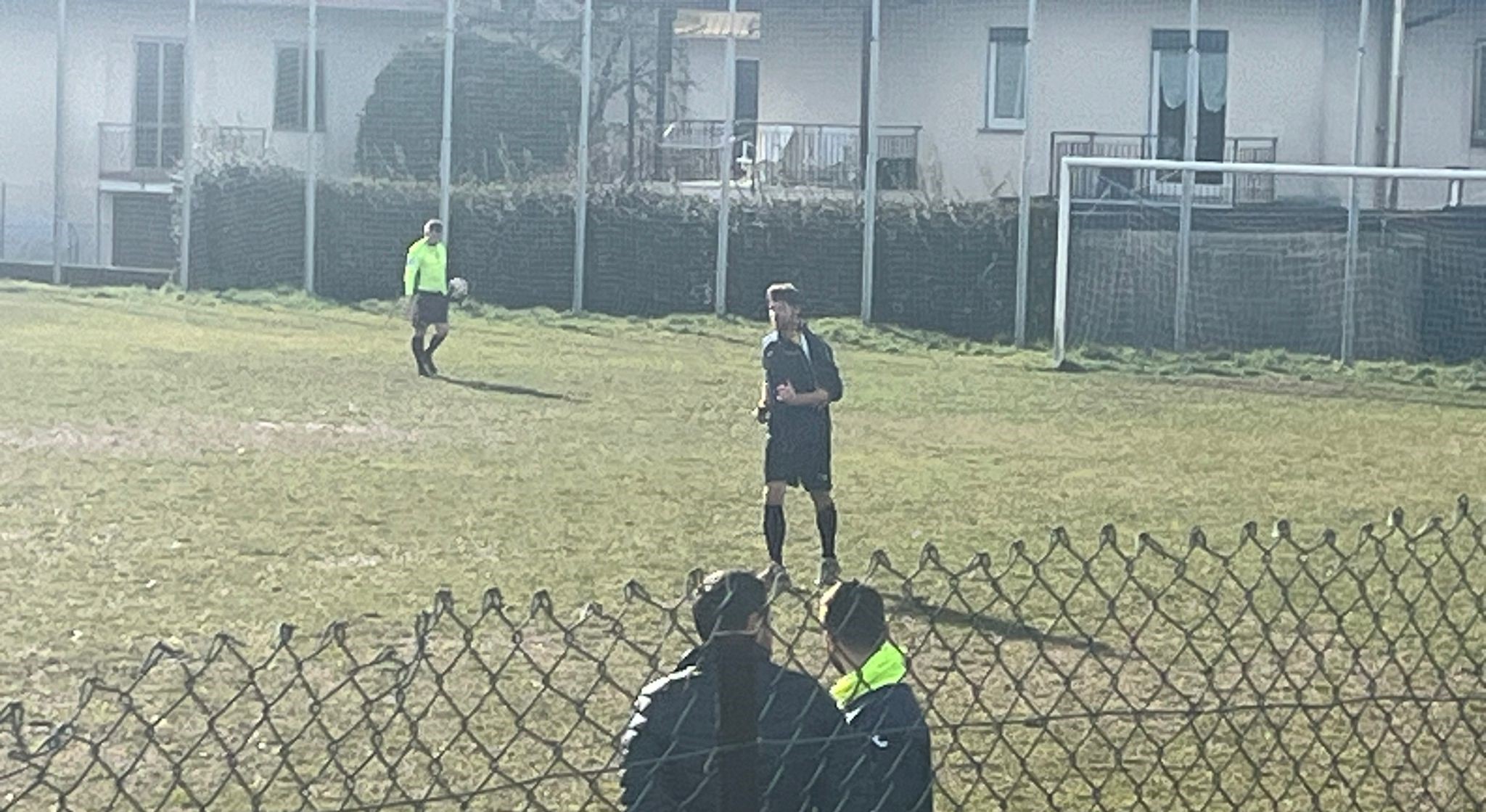 Clamoroso a Caronno: la palla rimbalza ma l’arbitro non fa giocare – VIDEO