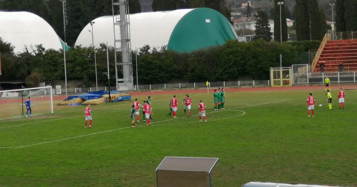 Ferrari chiude la porta: il Varese in 10 uomini strappa lo 0-0 alla Fezzanese