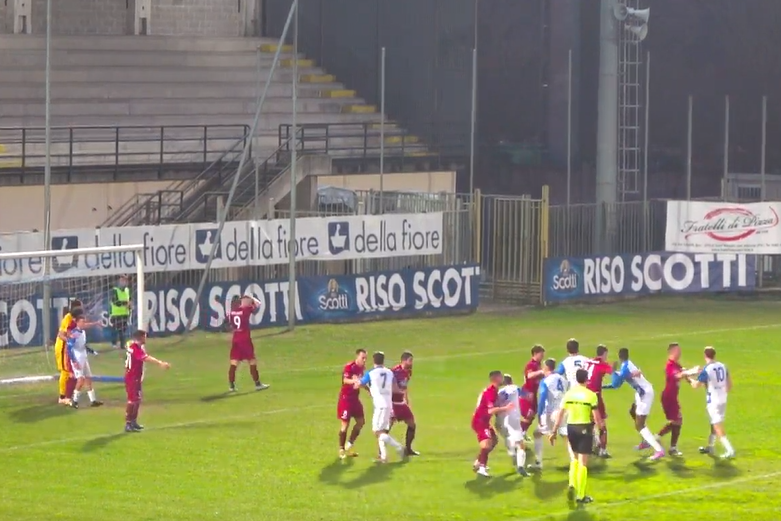 En plein Magenta nel big match: Pavia espugnata 0-1, allungo in vetta