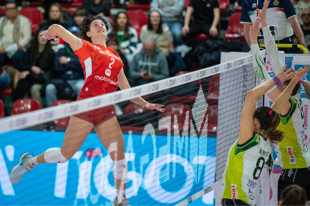 La UYBA crolla 3-0 a Pesaro 3-0. Zannoni: “Serata non all’altezza”