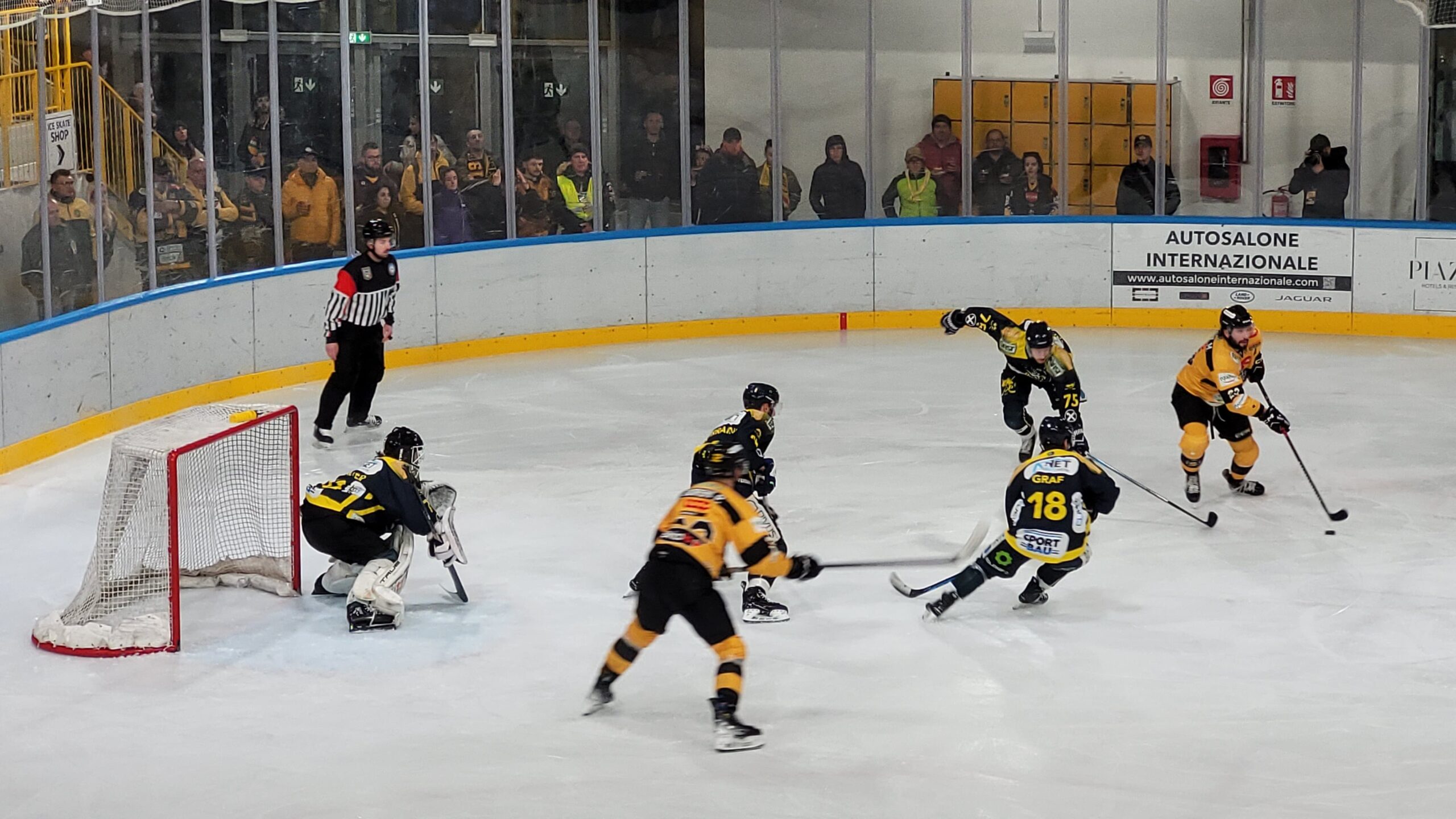Spiegate le vele giallonere! I Mastini superano l’Appiano nel delirio della Acinque Ice Arena e volano in finale – VIDEO