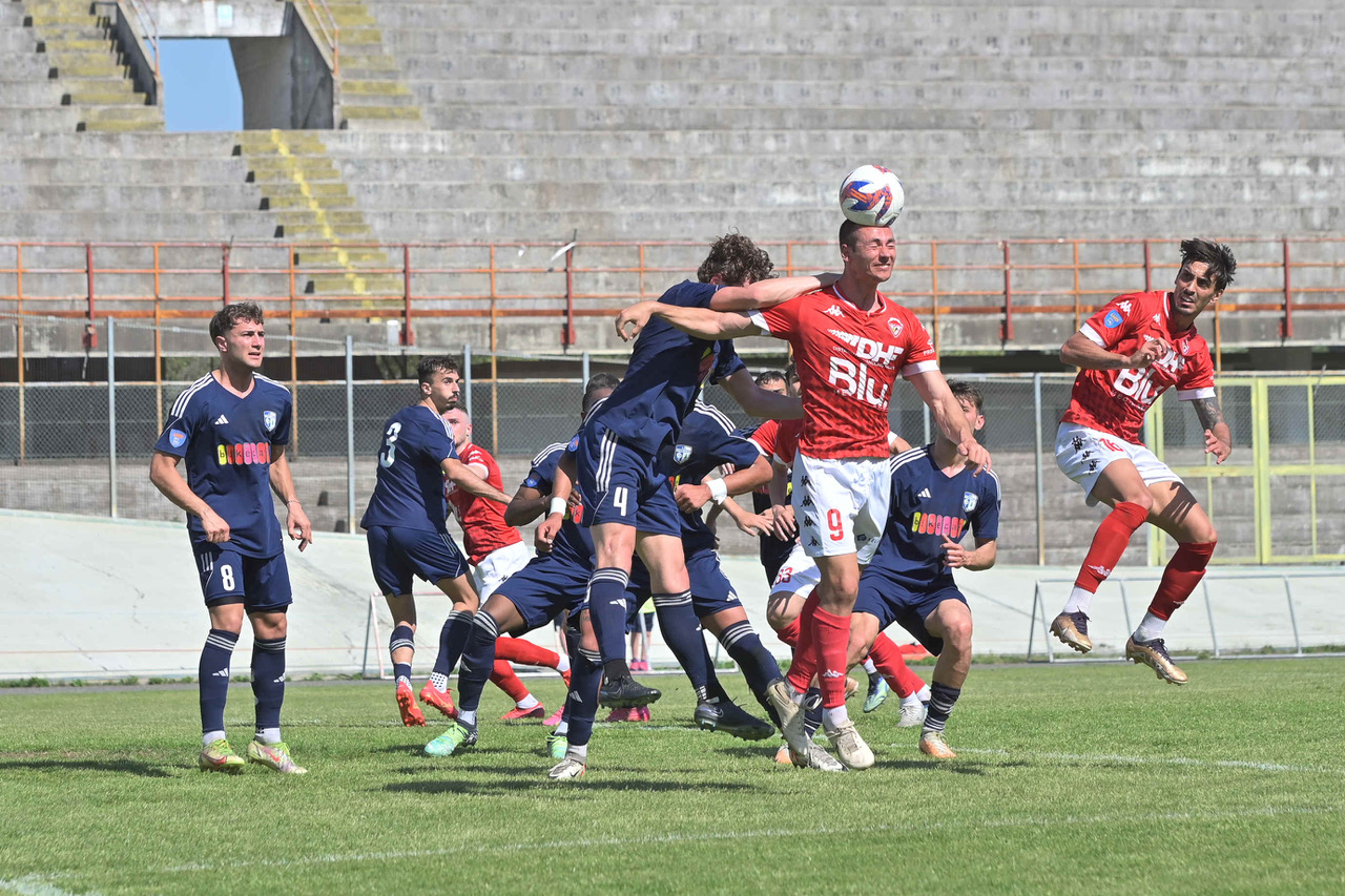 Il caldo dà alla testa, doccia gelata per il Varese: il Pinerolo pareggia 1-1 al 93′